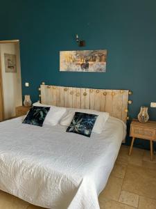 B&B / Chambres d'hotes Maison d'hotes Bastide St Victor a 2,5 kilometres de Lourmarin : Suite Lit King-Size - Vue sur Piscine