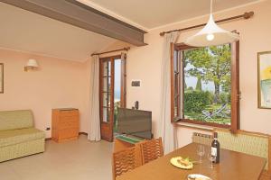 One-Bedroom Apartment Plus with Lake View