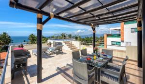 Nitta 2 bedroom Fantastic ocean Views with dipping pool and huge Deck