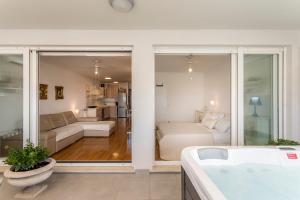 VELEBIS SUPERIOR APARTMENT - luxurious one-room apartment with jacuzzi - prestigious location by the sea in the new city center of Žnjan - panoramic view of the sea and islands - free garage parking - BURALUX properties