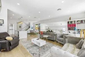 Taka Retreat near Beach with Parking and Patio - Narrow Neck