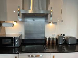 Dartford Lux Stay 1 bedroom apartment- free parking next to station