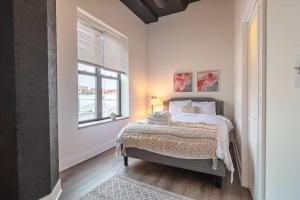 Group Friendly Spacious 3BR Suite with Optional Parking and Gym Access Sleeps 10 Guest Near McCormick Place and Soldier Field