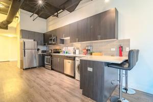 Group Friendly Spacious 3BR Suite with Optional Parking and Gym Access Sleeps 10 Guest Near McCormick Place and Soldier Field
