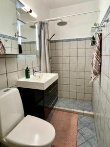 Bright quiet studio near metro, beach & city center