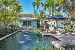 Charming Studio w Pool One Mile to Beach Pets Welcome