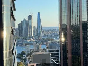 The Alexander Apartments - Harbour Views, Parking, Pool, 24hr Concierge - North Sydney