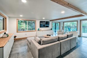 Dreamy Bayfront Cabin with View, Dock and Kayaks