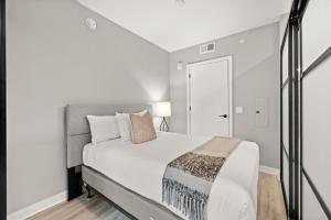 One-Bedroom Apartment room in Coda on Half a Placemakr Experience
