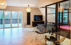 2 Bedroom Cozy Apartment In Stezyca