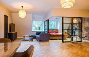 2 Bedroom Cozy Apartment In Stezyca