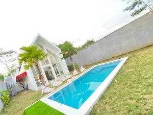 Karabineri Private Pool Jogja Villa - Balong