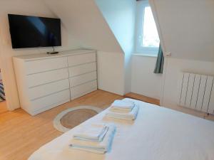 Maisons de vacances Comfortable holiday home XXL directly on the beach, Plouneour-Brignogan Plages : photos des chambres