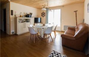 Maisons de vacances Awesome home in Saint Hilaire la Foret with WiFi and 2 Bedrooms : photos des chambres