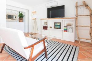 Amazing Estate close to Beach & Downtown → Sleeps 17