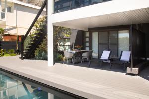 Deluxe Double Room with Bath room in PREMIUM CAPE Camps Bay Lodge