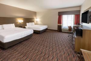 Queen Room with Two Queen Beds and Bath Tub - Mobility/Hearing Accessible - Non-Smoking room in La Quinta by Wyndham Wichita Falls - MSU Area