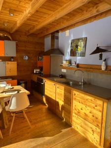 Chalets Le Serre Barbin : Maison / Chalet avec jardin : photos des chambres