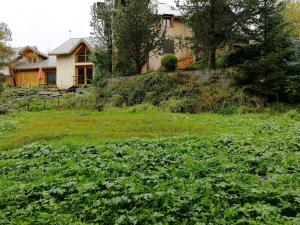 Chalets Le Serre Barbin : Maison / Chalet avec jardin : photos des chambres