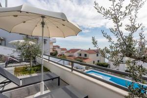 Holiday home Lolina,sea on a palm! HEATED POOL