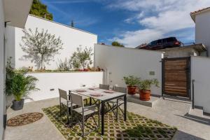 Holiday home Lolina,sea on a palm! HEATED POOL