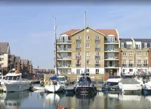 Fabulously located Marina apartment - marina views - St. Leonards