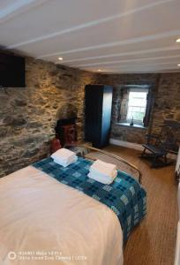 Brynglas Cottage with Hot Tub, Anglesey.