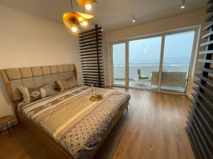 Malachite Urban Gem - Skyline Terrace Oasis