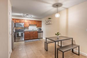 ConTemporary Stay in Central Peoria