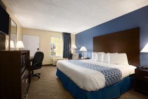 King Room- Non-Smoking room in Days Inn & Suites by Wyndham Cherry Hill - Philadelphia