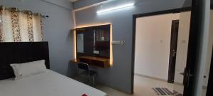 Garden Guest House 250m from VFS Global & Rene Tower , acropolis mall