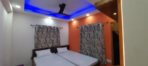 Garden Guest House 250m from VFS Global & Rene Tower , acropolis mall