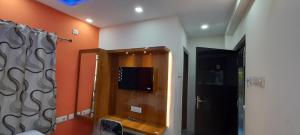 Garden Guest House 250m from VFS Global & Rene Tower , acropolis mall