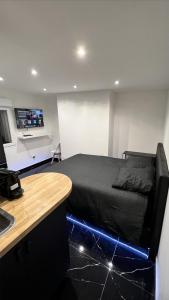 Appartements Bella vita - Studio tout equipe - Tv Netflix - centre ville 100m- Gare 50m - Basilique 200m : photos des chambres