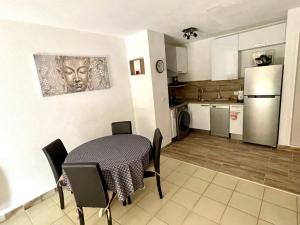 Appartements 2 pieces, piscine, terrasse, jardin, a 10 minutes de la mer : photos des chambres