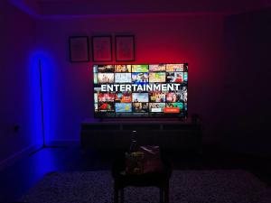 Large 65 Inch TV Full Kitchen Long-Stay Ready