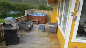 Hvammur 2 Bjarg with private hot tub