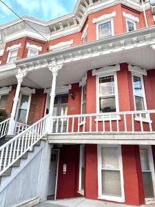 Classical Isbills Row House close to NYC