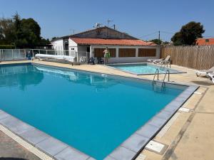 Campings Mobil Home avec spacieuse terrasse a Meschers proche de Royan : photos des chambres