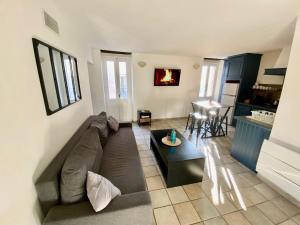 Appartements T2 rue pietonne Le Lavandou climatise : photos des chambres