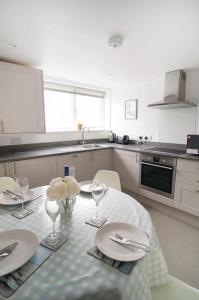 Franks, Central Cowes - Sleeps 4 - 2 Bedroom - 2 Bath