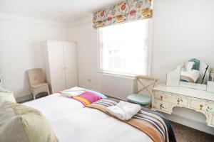 Paskins, Cowes - Sleeps 4 - 2 Bed - 2 Bath - Central Location