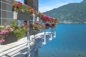 Villa Del Sasso Cremia Lakefront Villa with Jacuzzi and Pool