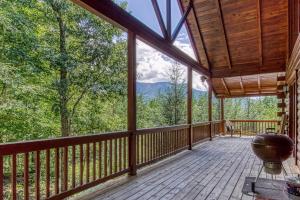 Mountain Jewel, Game Room , Fire Pit, Theater Area, WIFI, Pool access!!!