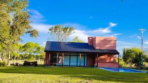 Casa con pileta en Paso de la Patria