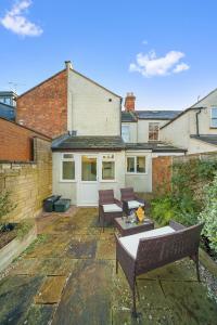 Cotswolds - 3 bed house, with Garden, WiFi - Esho Stays