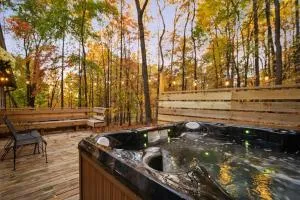Cozy Bear-Themed Mountain Cabin, Relaxing Hot Tub - Bolivar