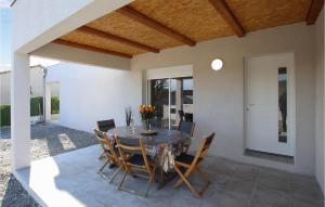 Maisons de vacances Beautiful home in Lussas with Outdoor swimming pool, 2 Bedrooms and WiFi : photos des chambres