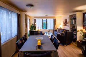 COZY & SPACIOUS PLACE ON A QUIET SPOT IN THE MIDDLE OF THE NETHERLANDS with free use of 2 womens and 2 mens bikes plus child seat