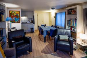 COZY & SPACIOUS PLACE ON A QUIET SPOT IN THE MIDDLE OF THE NETHERLANDS with free use of 2 womens and 2 mens bikes plus child seat